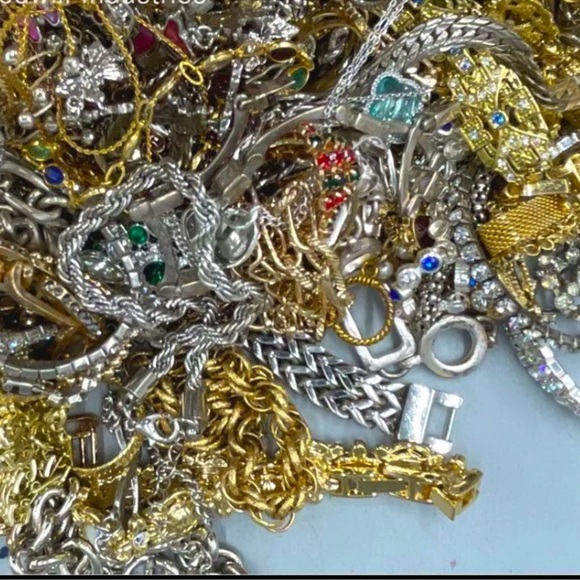 1 LB Big Tangled Jewelry Lot!! tons, and tons of silver and gold chains - Picture 3 of 4
